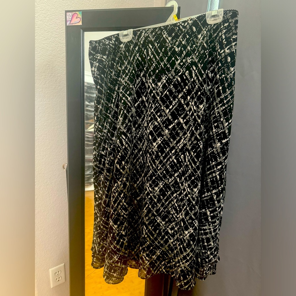 Black great and white skirt